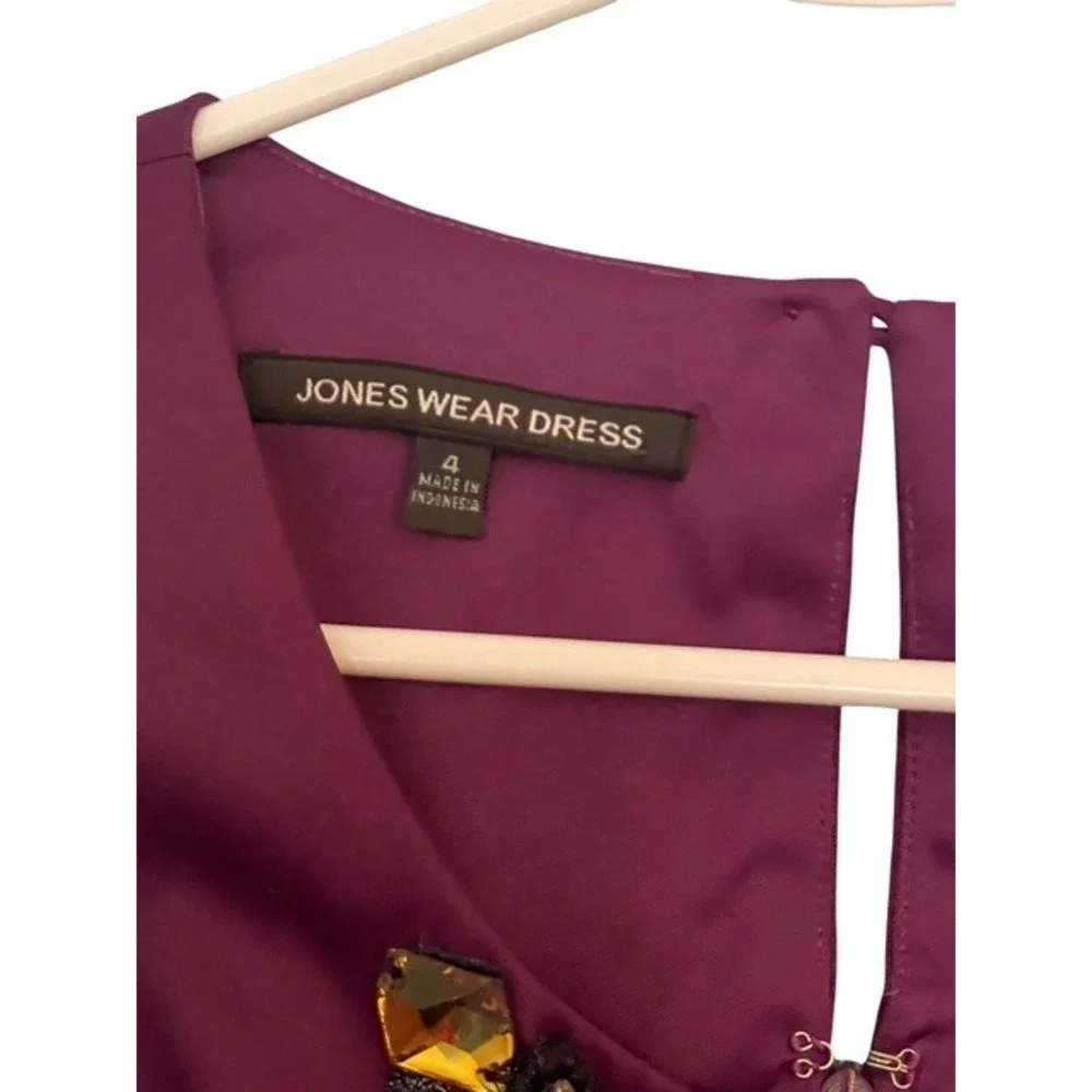 Jones Wear Dress Burgundy Sleeveless Jeweled Neckline Sheath Career Women's - Picture 4 of 5